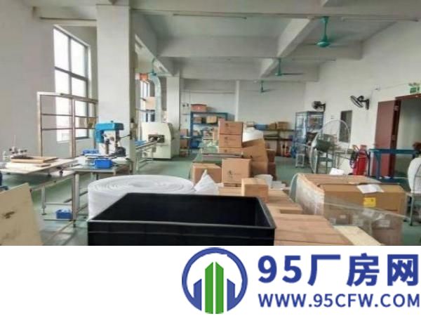 公明汽车站3楼250方厂房出租，形象好，带地坪漆！