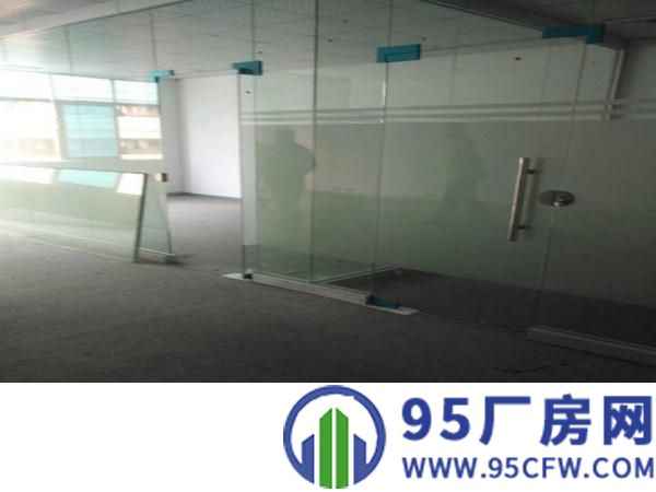 平湖华南城边上工业区楼上168平米带装修出租