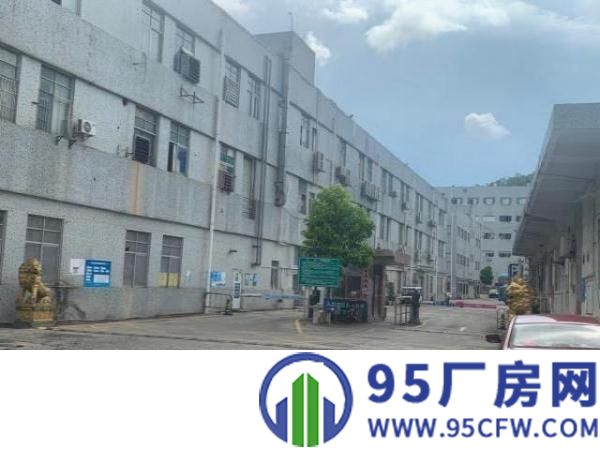 三楼位置，自带四间装修办公室，水电齐全，A级防火门标准