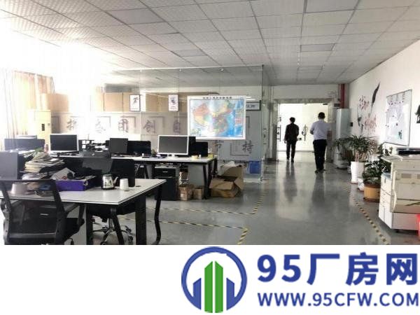 黄江镇出租楼上1300平方，现成装修，水电齐全，现成办公室